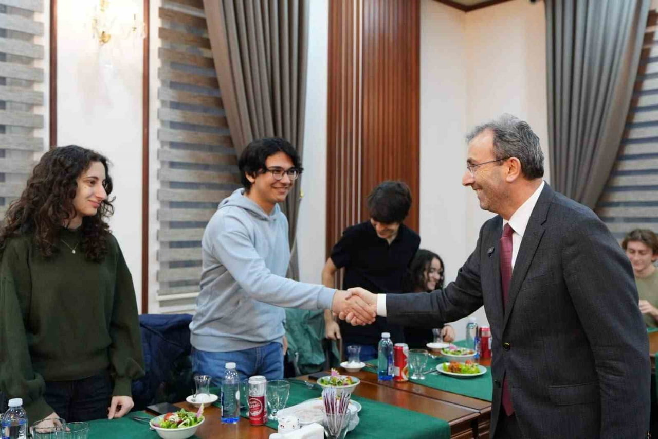 BAŞKAN AHMET CİN, GENÇLERLE BİRLİKTE (ARŞİV)