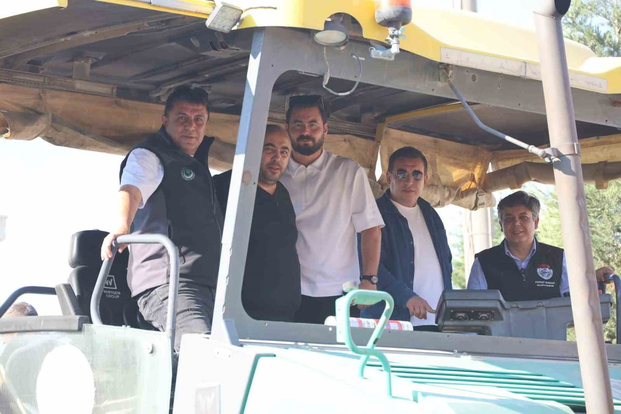 BAŞKAN DURGUT ASFALT MAKİNESİNİN BAŞINA GEÇTİ, İLK SERİMİ BAŞLATTI