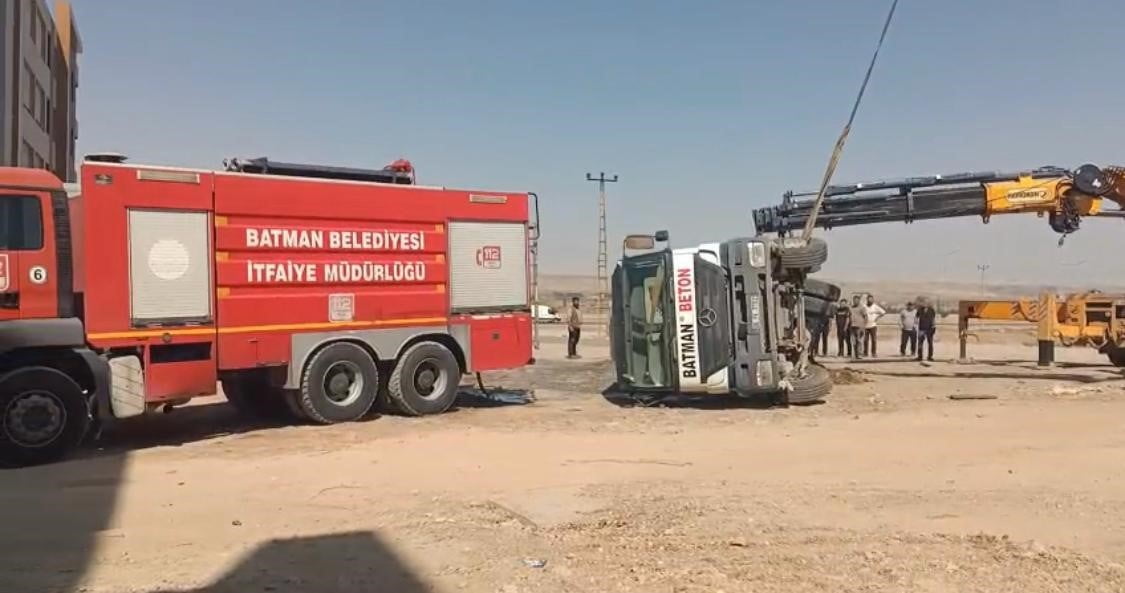 BATMAN'DA KONTROLDEN ÇIKARAK YAN YATAN BETON MİKSERİNİN SÜRÜCÜSÜ HAFİF YARALANDI