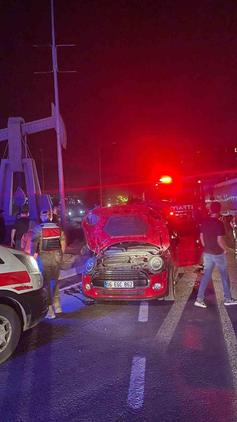 BATMAN’DA İKİ OTOMOBİLİN ÇARPIŞMASI SONUCU 3 KİŞİ YARALANDI.
