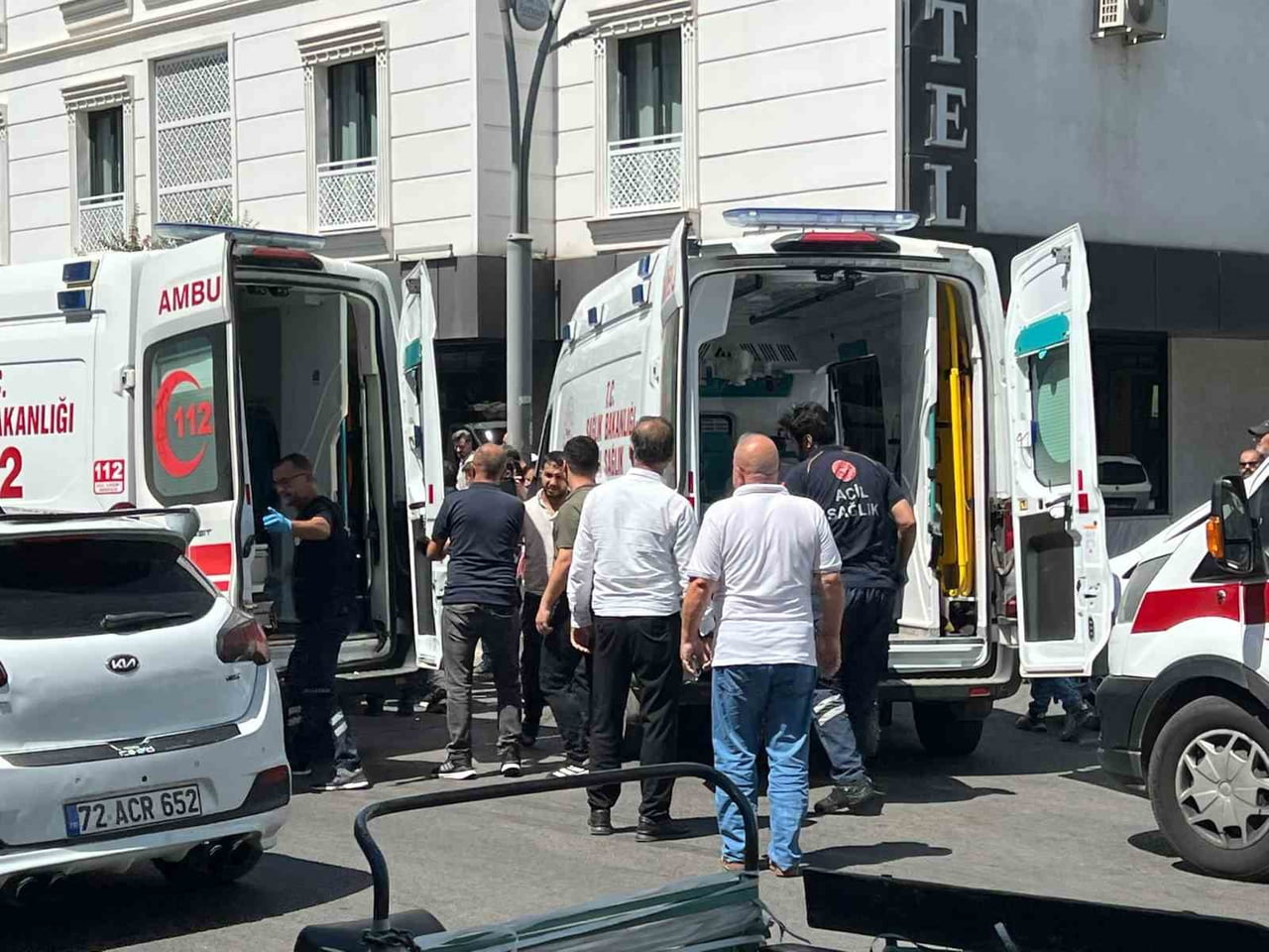 BATMAN’DA MOTOSİKLET İLE İKİ OTOMOBİLİN KARIŞTIĞI TRAFİK KAZASINDA 2 KİŞİ YARALANDI