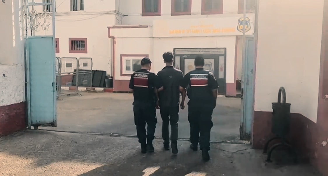 BATMAN’DA YEDİEMİN OTOPARKININ TEL ÖRGÜLERİNİ KESEREK 2 MOTOSİKLET ÇALDIĞI BELİRLENEN SUÇA...