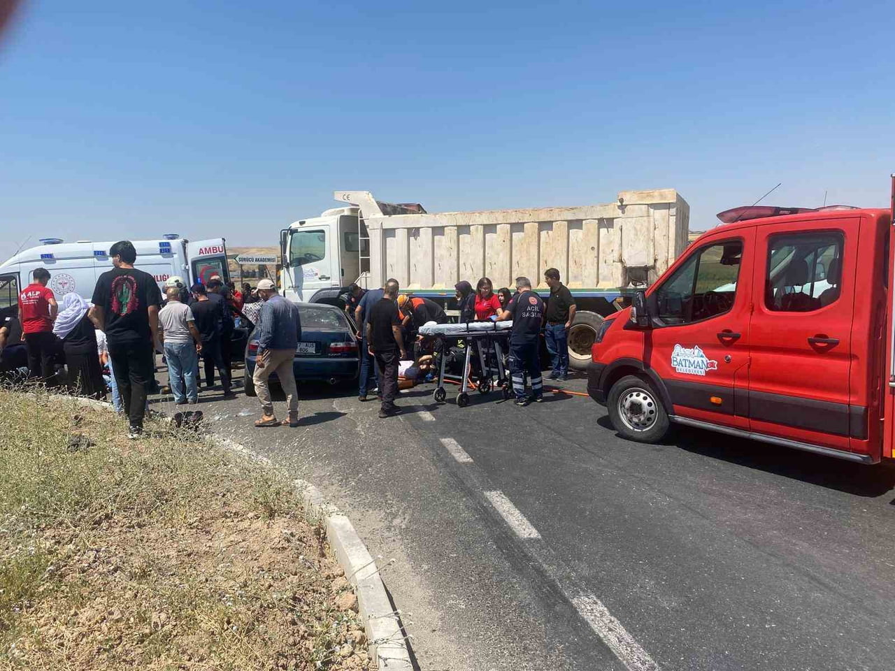 BATMAN-DİYARBAKIR KARA YOLU SÜRÜCÜ PİSTİ KAVŞAĞI’NDA KAMYON İLE OTOMOBİLİN ÇARPIŞMASI SONUCU...