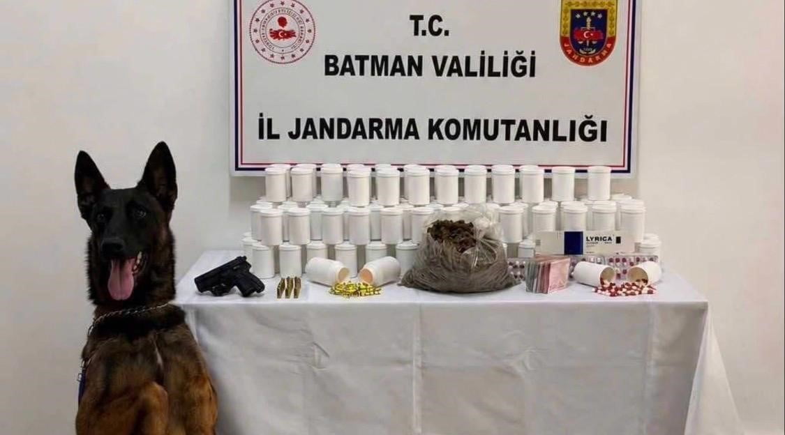BATMAN İL JANDARMA KOMUTANLIĞI EKİPLERİNCE UYUŞTURUCU MADDE TİCARETİ YAPAN ŞAHISLARA YÖNELİK...