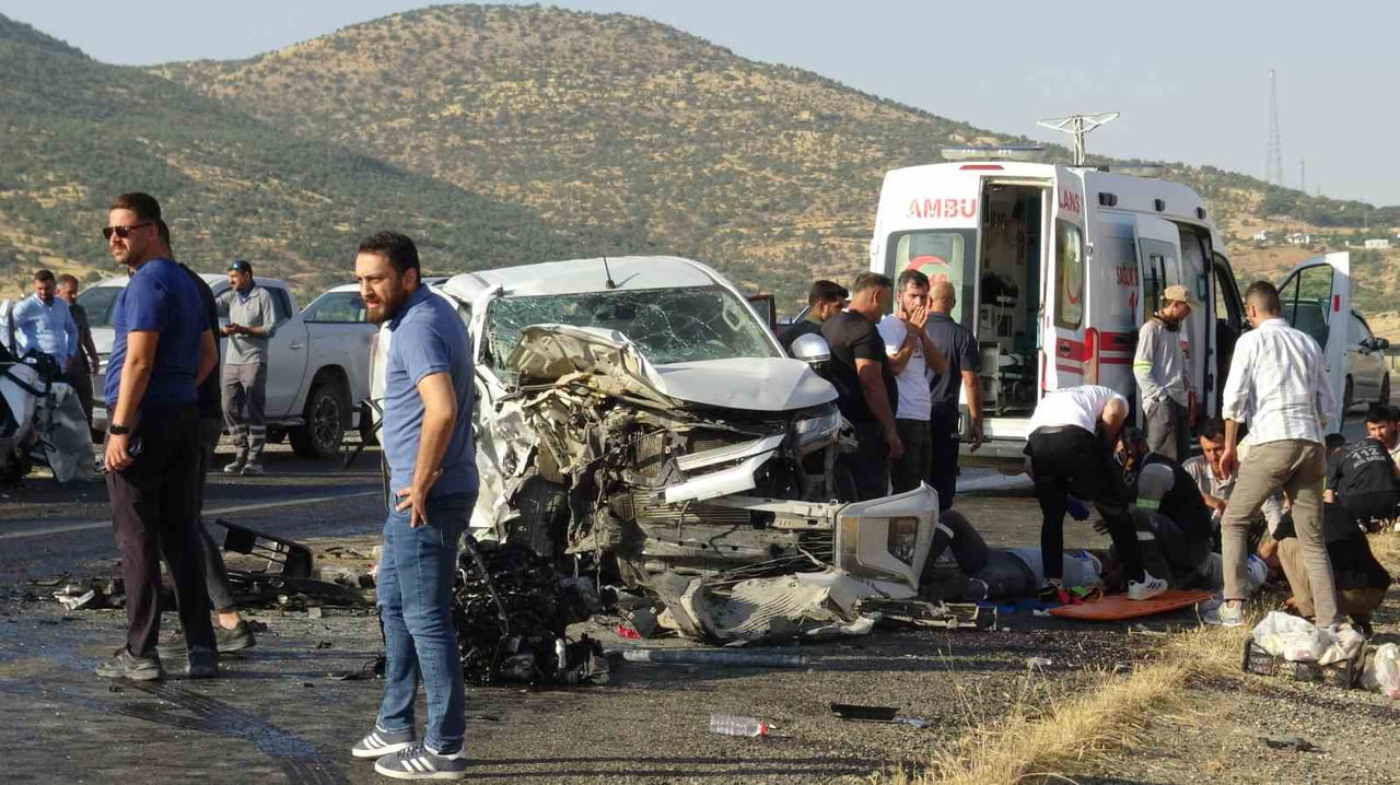 BATMAN’IN GERCÜŞ İLÇESİNDE PİKAP İLE HAFİF TİCARİ ARACIN ÇARPIŞMASI SONUCU MEYDANA GELEN TRAFİK...