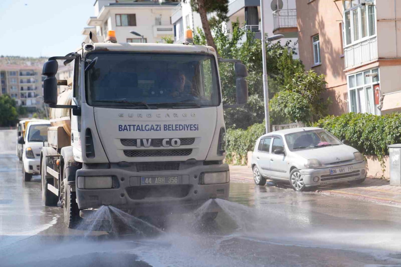 BATTALGAZİ’DE TEMİZLİK ÇALIŞMALARI SÜRÜYOR