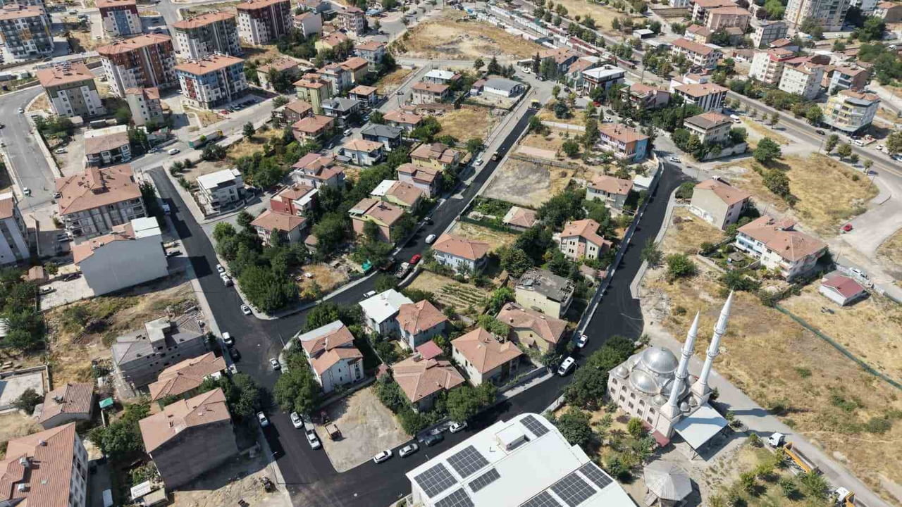 BATTALGAZİ’DE YOLLAR ASFALTLA YENİLENİYOR