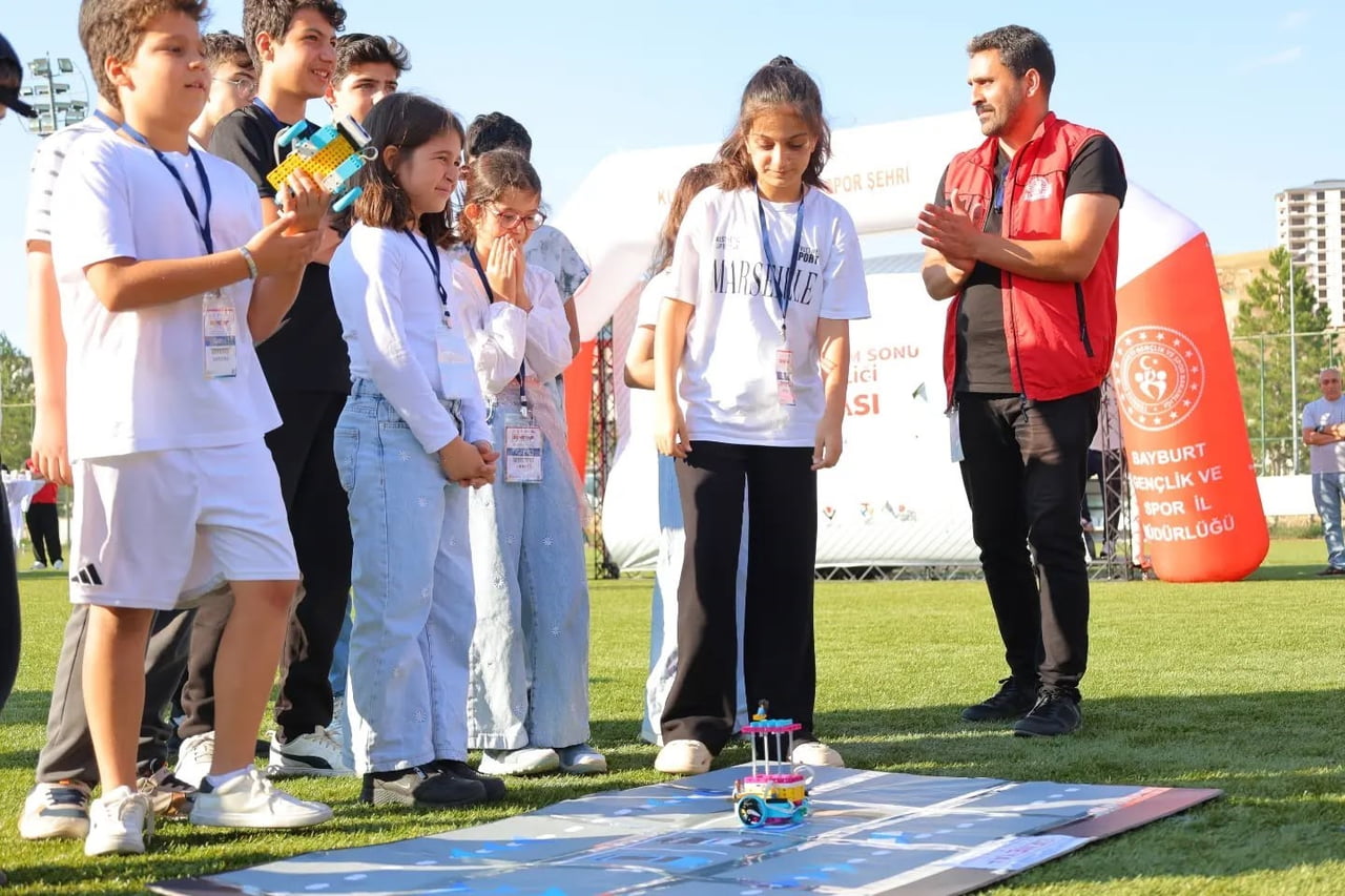 BAYBURT'TA GENÇLİK VE SPOR FESTİVALİ İLE DENEYAP YAZ OKULU'NUN KAPANIŞI YAPILDI