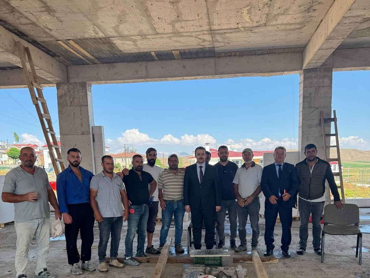 BAYBURT'UN DEMİRÖZÜ İLÇESİNDE YAPIMI DEVAM EDEN ÖĞRETMENEVİ İNŞAATINDA İNCELEME...