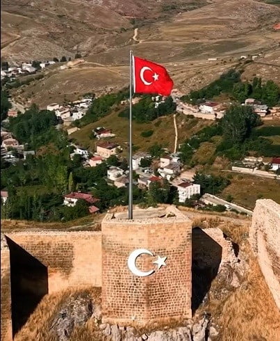 BAYBURT KALESİ'NDE TÜRK BAYRAĞI YENİLENDİ