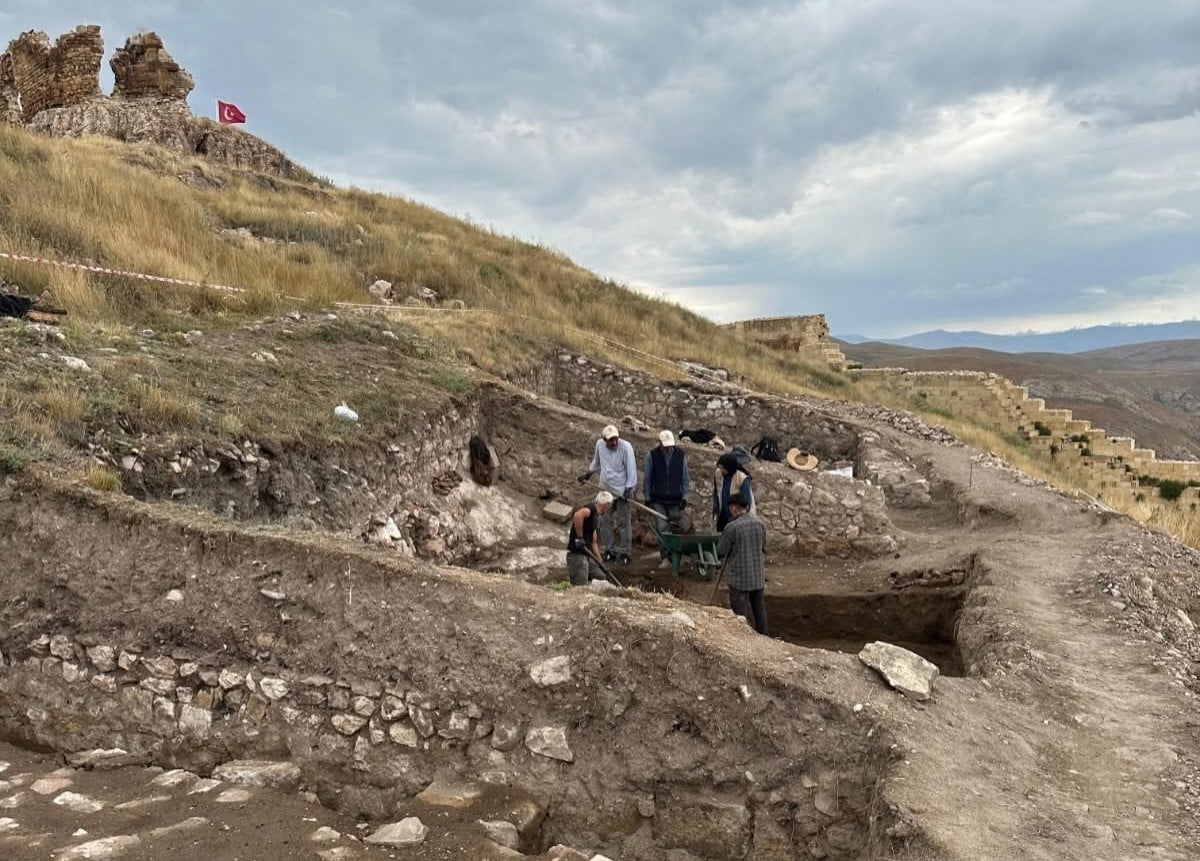 BAYBURT KALESİ’NDE ARKEOLOJİK KAZILAR SÜRÜYOR: TARİH İLK TUNÇ ÇAĞI’NA UZANIYOR