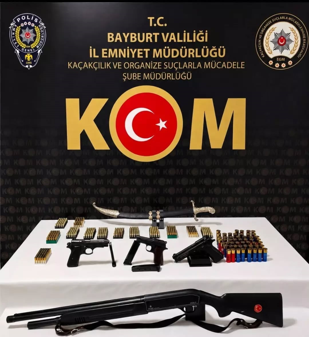 BAYBURT’TA DÜZENLENEN KAÇAKÇILIK OPERASYONLARINDA 3 TABANCA, TÜFEK, KILIÇ VE 665 FİŞEK ELE...