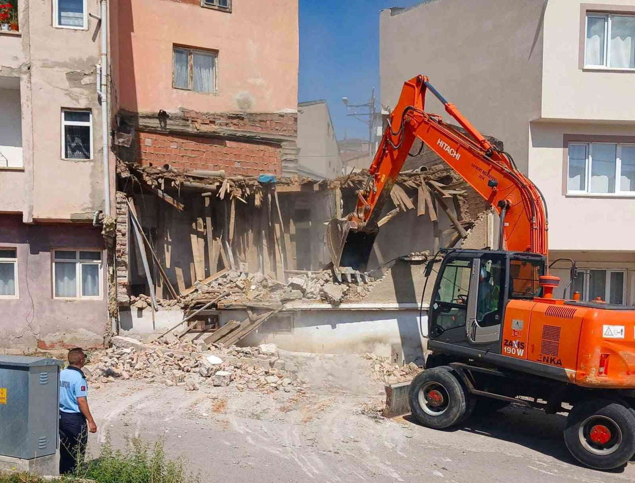 BAYBURT’TA METRUK BİNALAR YIKILIYOR