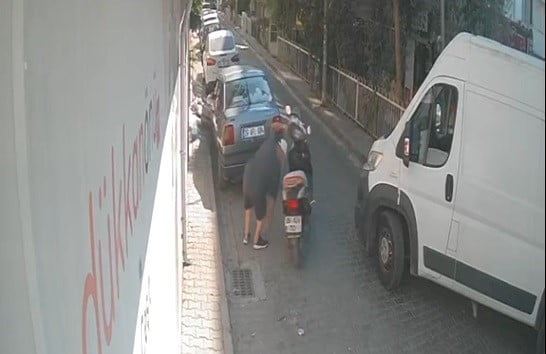 BAYRAKLI'DA NOTER DÖNÜŞÜ DÜŞÜRÜLEN 100 BİN LİRAYI FARK EDİP CEBE İNDİREN MOTOSİKLETLİ ŞÜPHELİ...