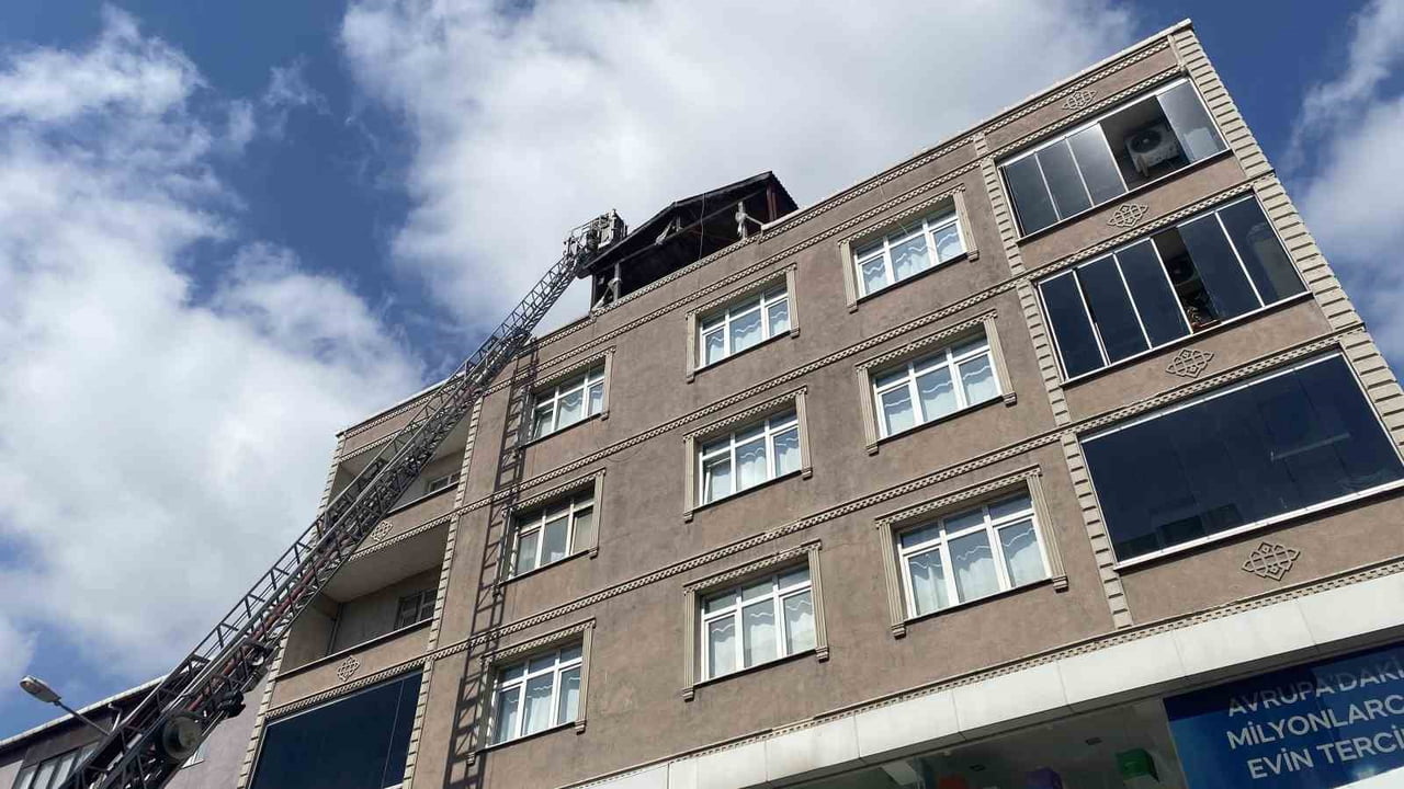 BAYRAMPAŞA’DA 4 KATLI BİR BİNANIN ÇATISINDA ÇIKAN YANGIN, İTFAİYENİN MÜDAHALESİ İLE...