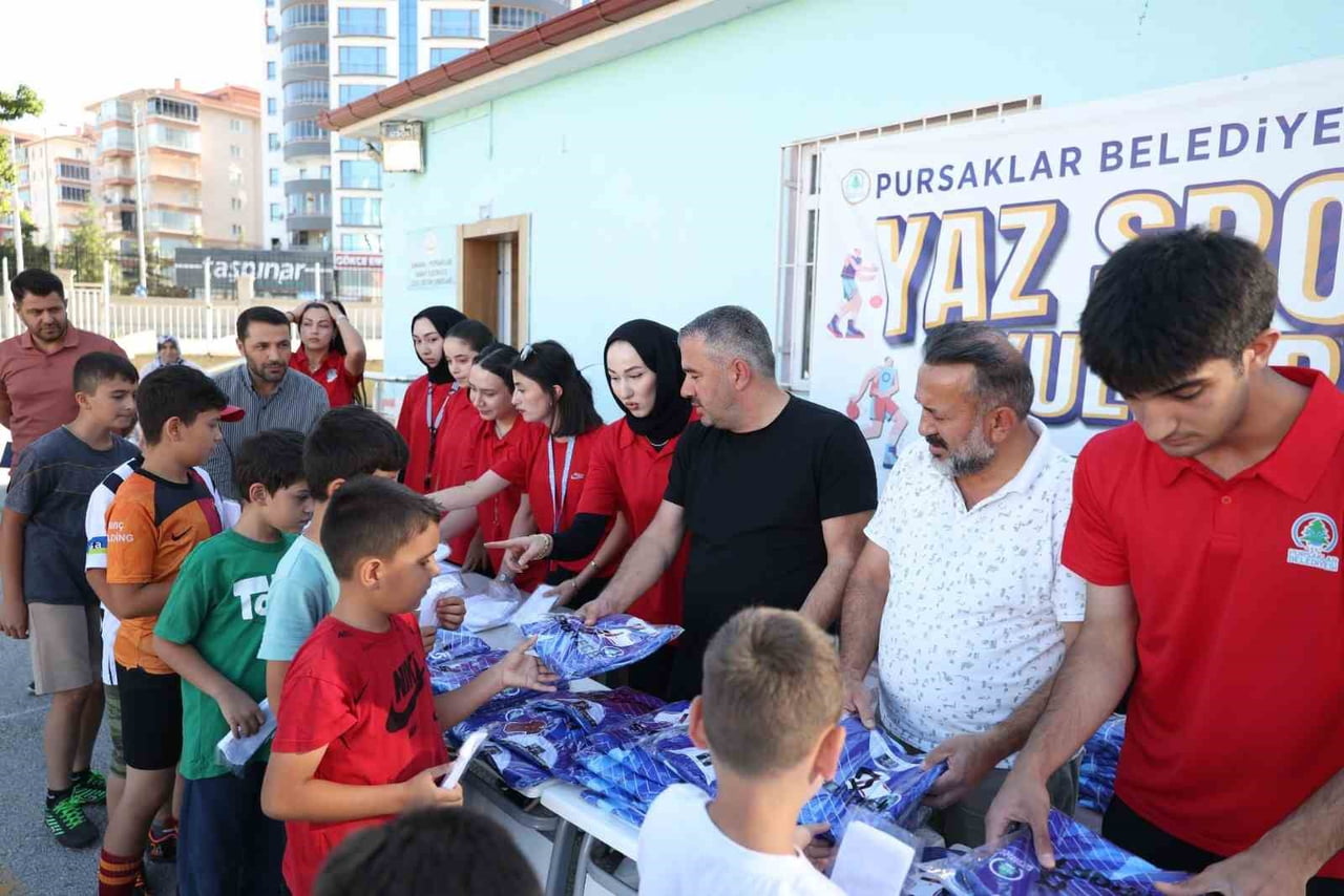 BELEDİYE BAŞKANI ERTUĞRUL ÇETİN, YAZ SPOR OKULLARINDAKİ ÇOCUKLARLA BİR ARAYA GELDİ
