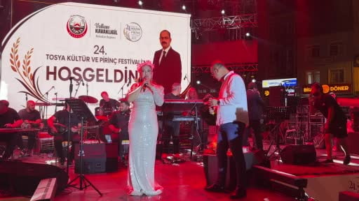 Belediye başkanı konserde şarkı söyledi, vatandaşlar unutulmaz bir gece yaşadı