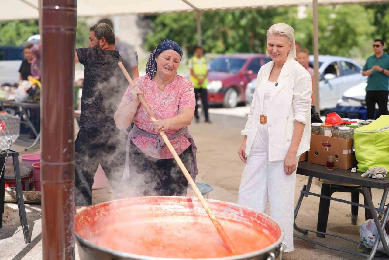 BELEDİYE BAŞKANI MELEK MIZRAK SUBAŞI, BİLECİK BELEDİYESİ TARAFINDAN GERÇEKLEŞTİRİLEN SALÇA YAPIM...