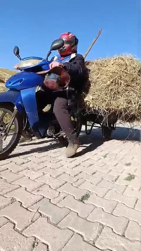 BEŞATLI KÖYÜNDE BİR ÇİFTÇİNİN, NAKİL ARACI BULAMADIĞI İÇİN MOTOSİKLETİNİN ARKASINA EL ARABASI...