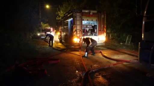 Besicinin kışlık samanları ve römorku küle döndü