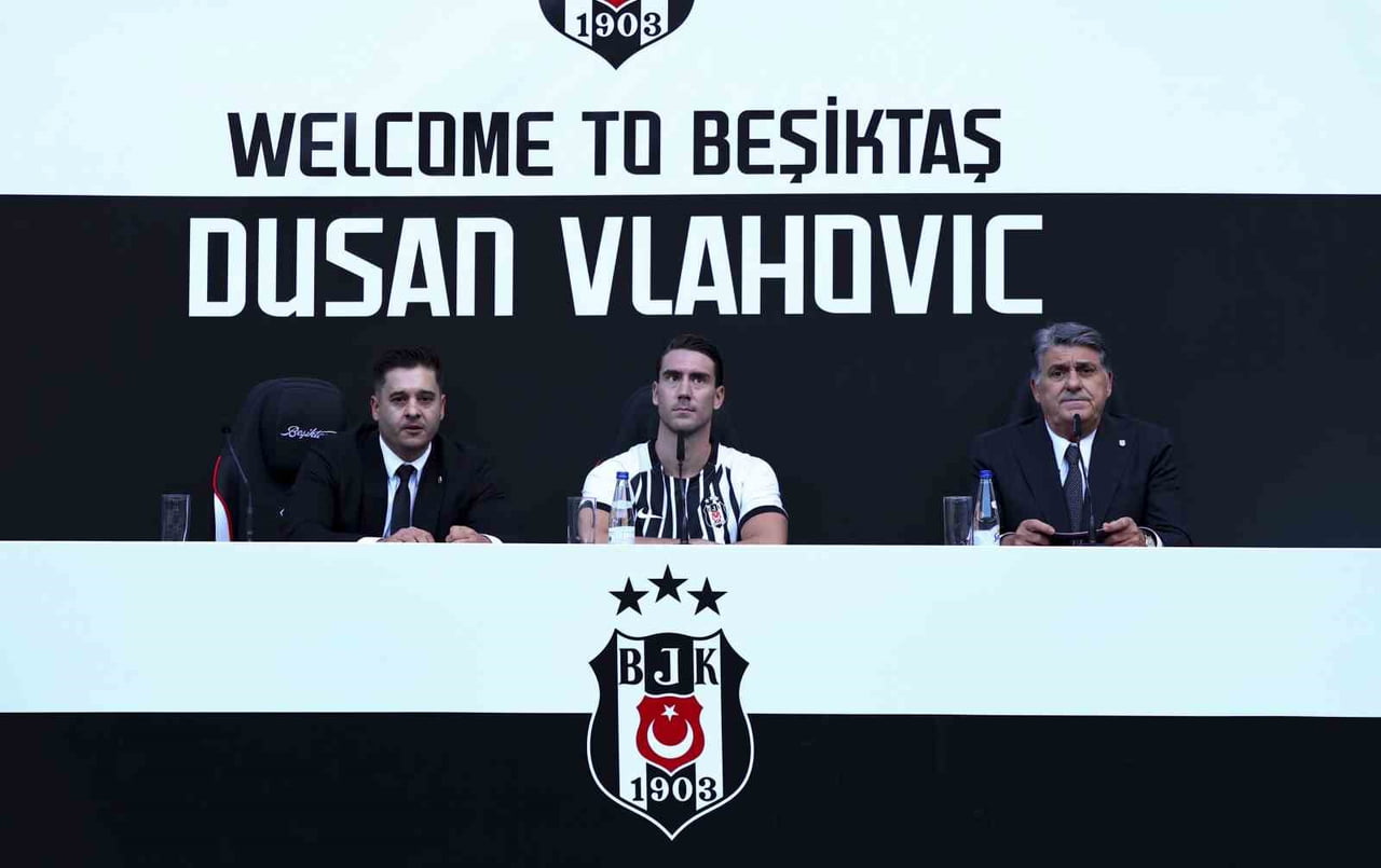 BEŞİKTAŞ'IN KADROSUNA KATTIĞI GOLCÜ FUTBOLCU DUSAN VLAHOVİC, YAKLAŞIK 20 BİN TARAFTARIN ÖNÜNDE...