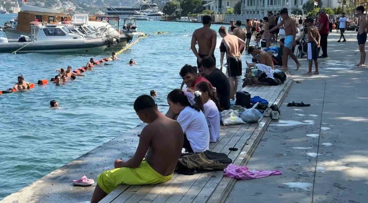 BEŞİKTAŞ SAHİLİNDE VATANDAŞLARDAN BAZILARI KENDİNİ BOĞAZIN SERİN SULARINA BIRAKIRKEN BAZILARI İSE...