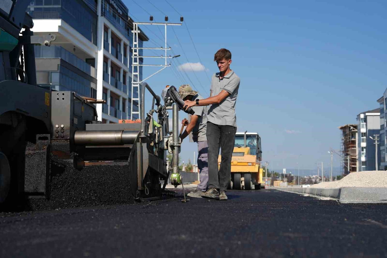 BEŞKAVAKLAR MAHALLESİ SARIÇAM SOKAK İLE PAŞAKÖY MAHALLESİ 34. CADDE'DE ÇALIŞMALAR SÜRÜYOR