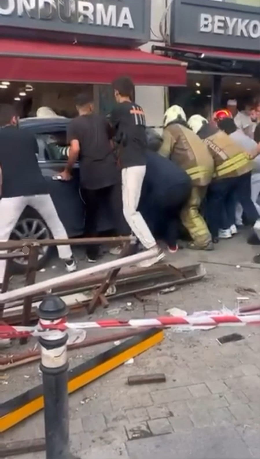 BEYKOZ’DA SÜRÜCÜSÜNÜN KONTROLÜNDEN ÇIKAN OTOMOBİL, KALDIRIMDA BULUNAN YAYALARA ÇARPTIKTAN SONRA...