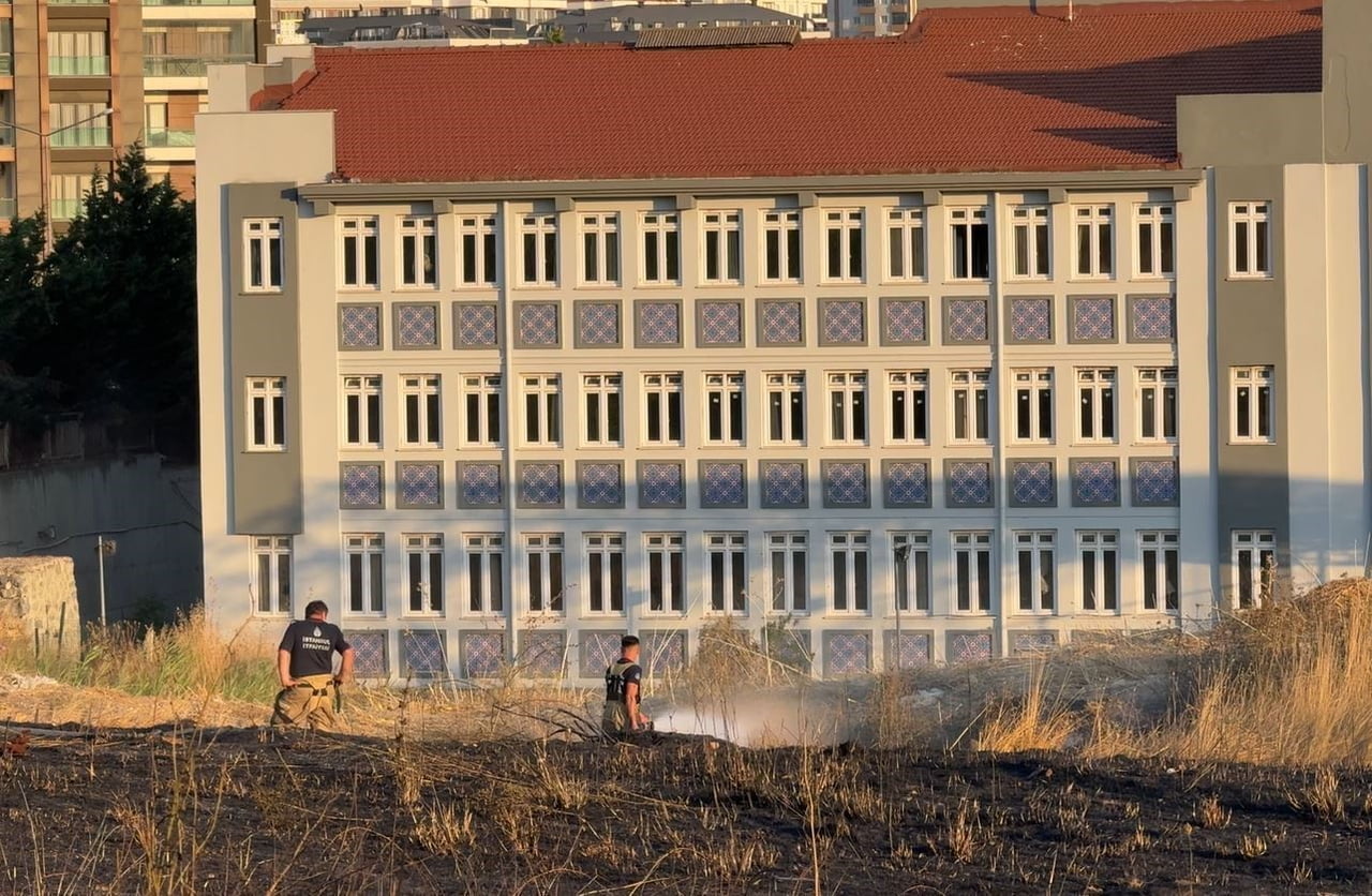 BEYLİKDÜZÜ’NDE OTLUK ALANDA ÇIKAN YANGIN BÜYÜK PANİĞE NEDEN OLDU. ALEVLER YERLEŞİM YERİNE...