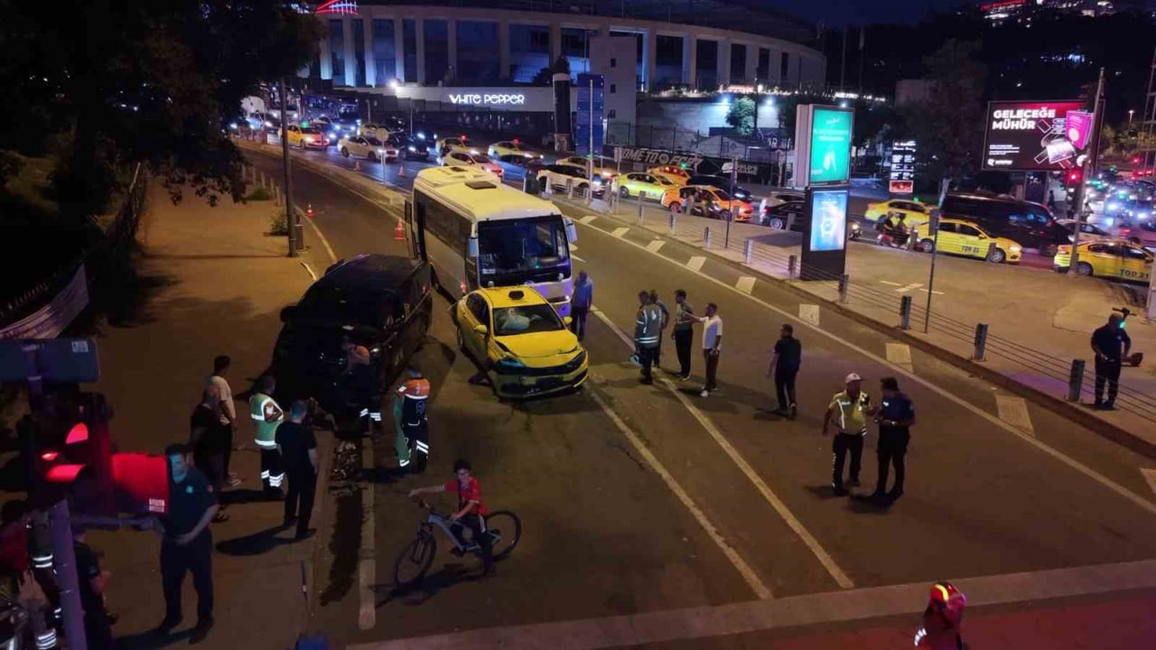 BEYOĞLU'NDA, DÖRDÜ TİCARİ, BİRİ MİNİBÜS OLMAK ÜZERE  TOPLAM 8 ARACIN KARIŞTIĞI ZİNCİRLEME KAZADA...