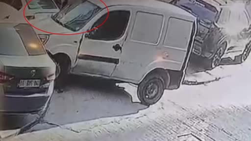 Beyoğlu'nda park halindeki araçtan ve bir kafeden cep telefonlarını böyle çaldı