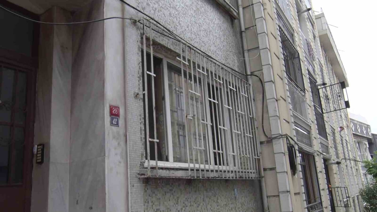 BEYOĞLU’NDA MAHALLE SAKİNLERİ BİR BİNADAN KÖTÜ KOKU GELMESİ ÜZERİNE İHBARDA BULUNDU. ADRESE GELEN...