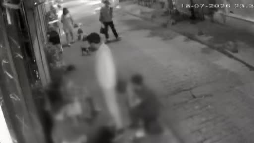 Beyoğlu’nda "Köpeğini tut" tartışması kanlı bitti: O anlar kamerada