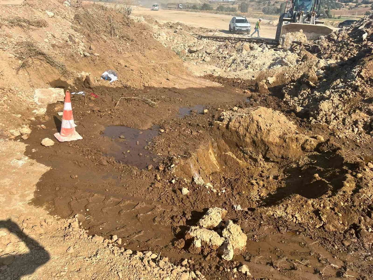 BİLECİK'İN BOZÜYÜK İLÇESİNDE BİR ŞANTİYEDE KEPÇE NATO BORU HATTINI PATLATTI.