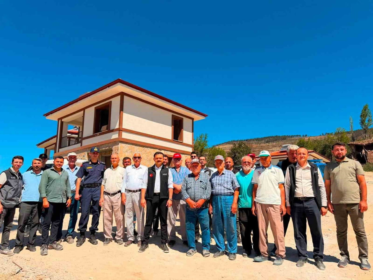 BİLECİK'İN GÖLPAZARI İLÇESİNDE GÖLPAZARI KAYMAKAMI ONUR TİTİZ, YANGIN BÖLGESİNDE YAPIMI SÜREN TOKİ...