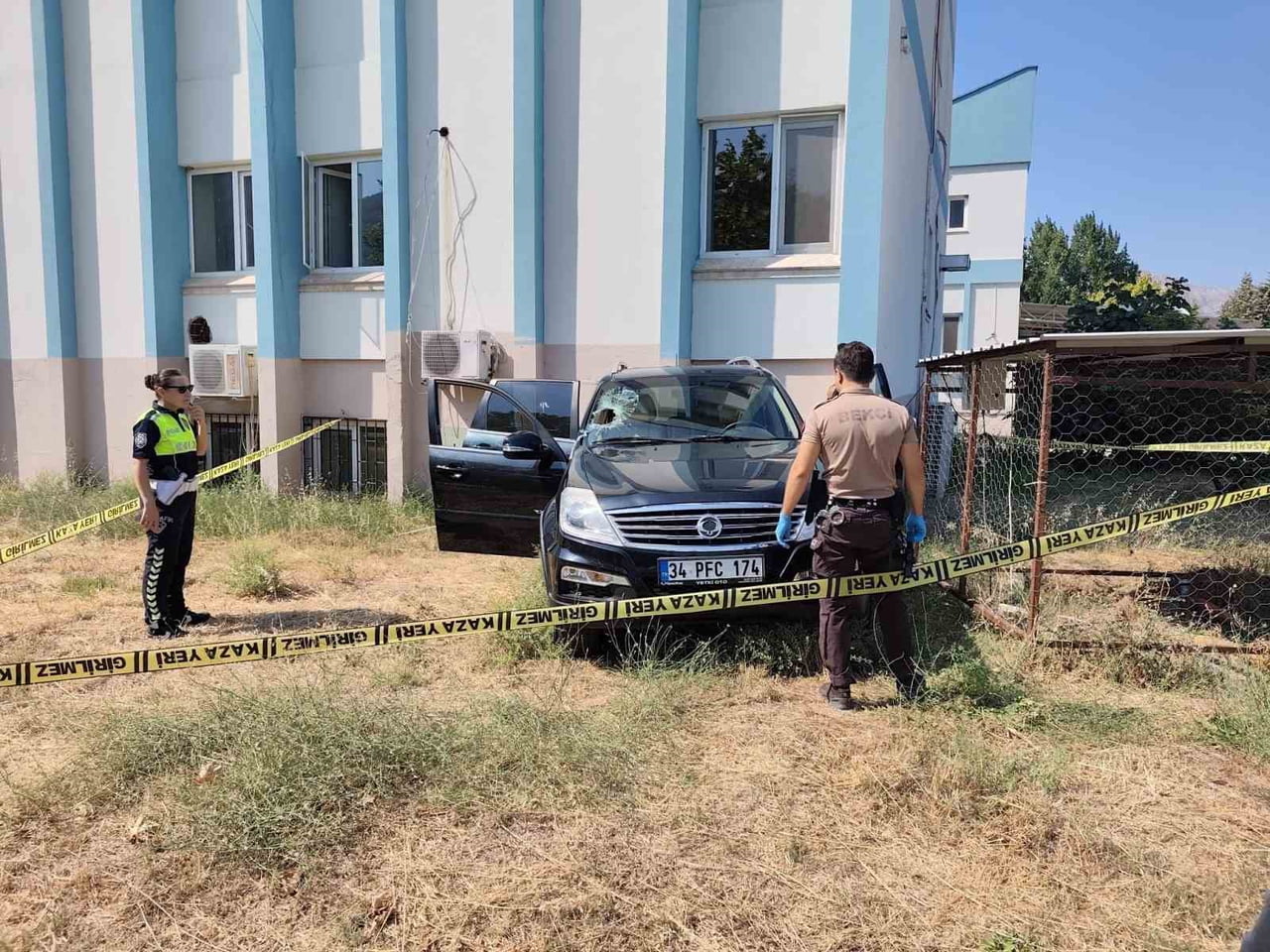 BİLECİK'İN OSMANELİ İLÇESİNDE HASTANEYE GİTMEK İÇİN YOLA ÇIKAN BİR KİŞİ HASTANENİN BAHÇESİNDE...