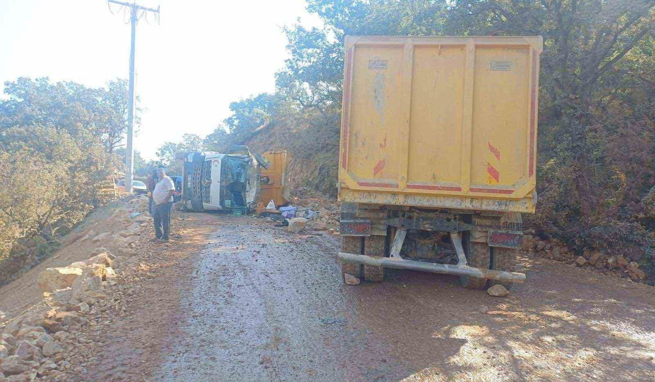 BİLECİK'TE 2 KAMYON KAFA KAFAYA ÇARPIŞTI, 2 YARALI