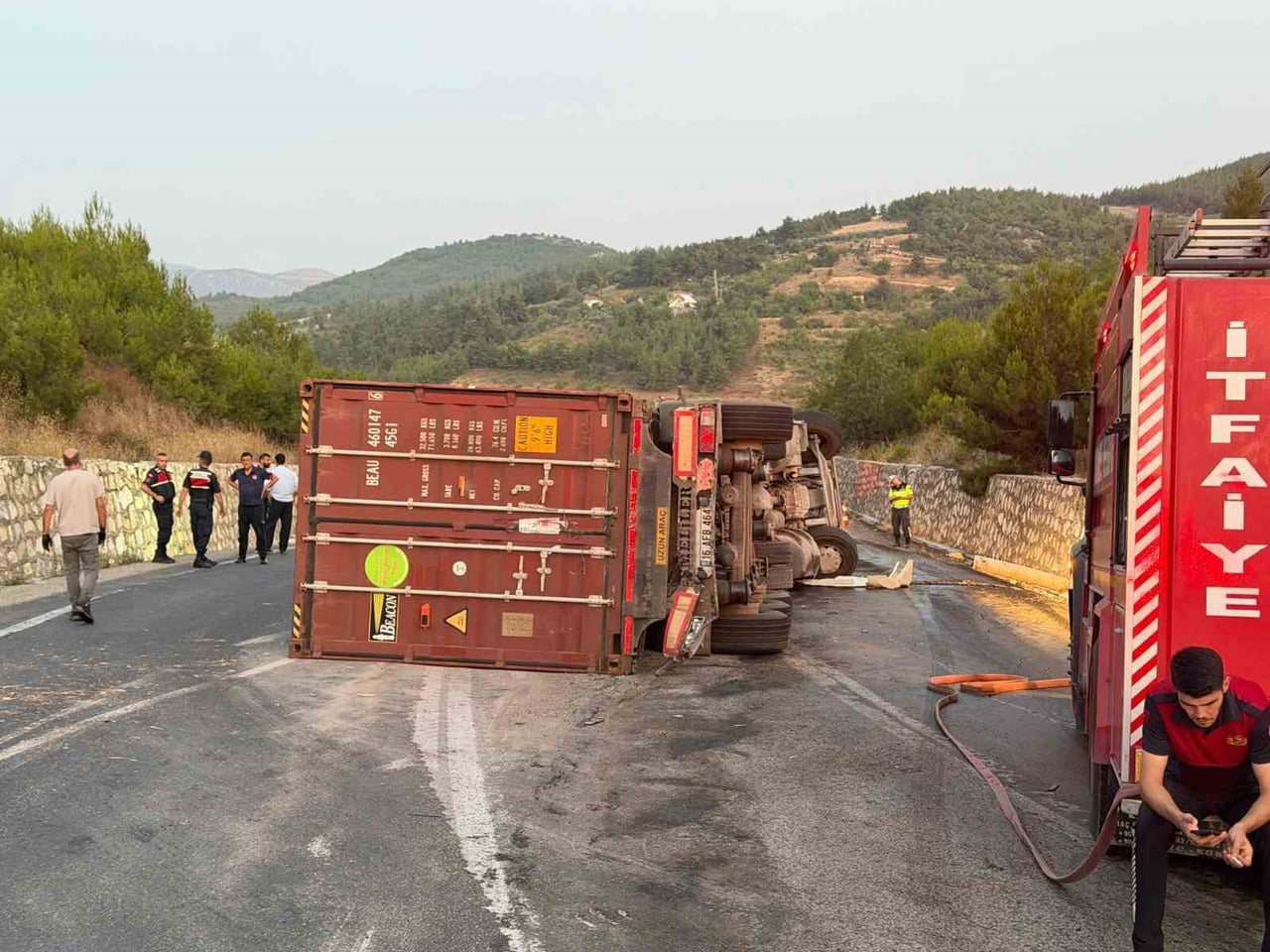 BİLECİK'TE 2 TIRIN ÇARPIŞMASI SONUCU MEYDANA GELEN TRAFİK KAZASINDA 1 KİŞİ YARALANDI