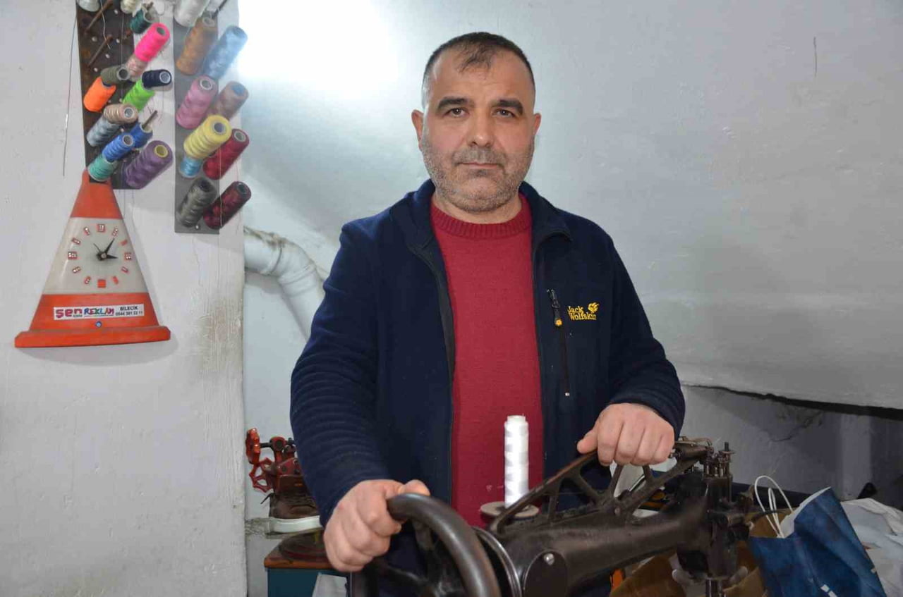BİLECİK'TE BABASINDAN MİRAS ALDIĞI VE 26 YILDIR AYAKKABI TAMİRCİLİĞİ YAPAN FEYZULLAH AKÇA...