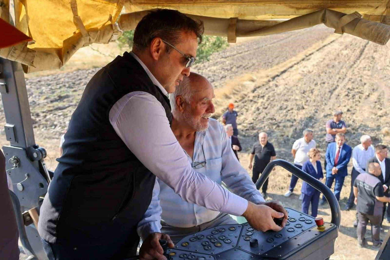 BİLECİK'TE GÖYNÜCEK-DÜZAĞAÇ-DOMBAYÇAYIR GRUP KÖY YOLU'NA SICAK ASFALT ATILDI