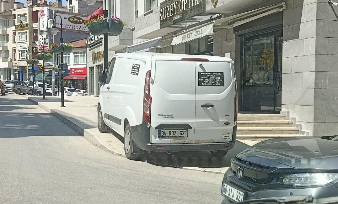BİLECİK'TE KALDIRIM ÜSTÜ PARKLANMALAR YAYALARI İSYAN ETTİRDİ
