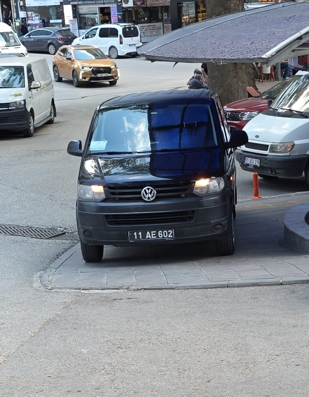BİLECİK'TE KALDIRIMA PARK EDEN RESMİ ARAÇ SÜRÜCÜSÜ YAYALARIN TEPKİLERE NEDEN OLDU.