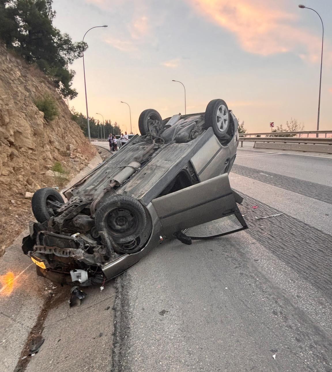 BİLECİK'TE KONTROLDEN ÇIKAN OTOMOBİLİN TERS DÖNMESİ SONUCU SÜRÜCÜ YARALANDI.
