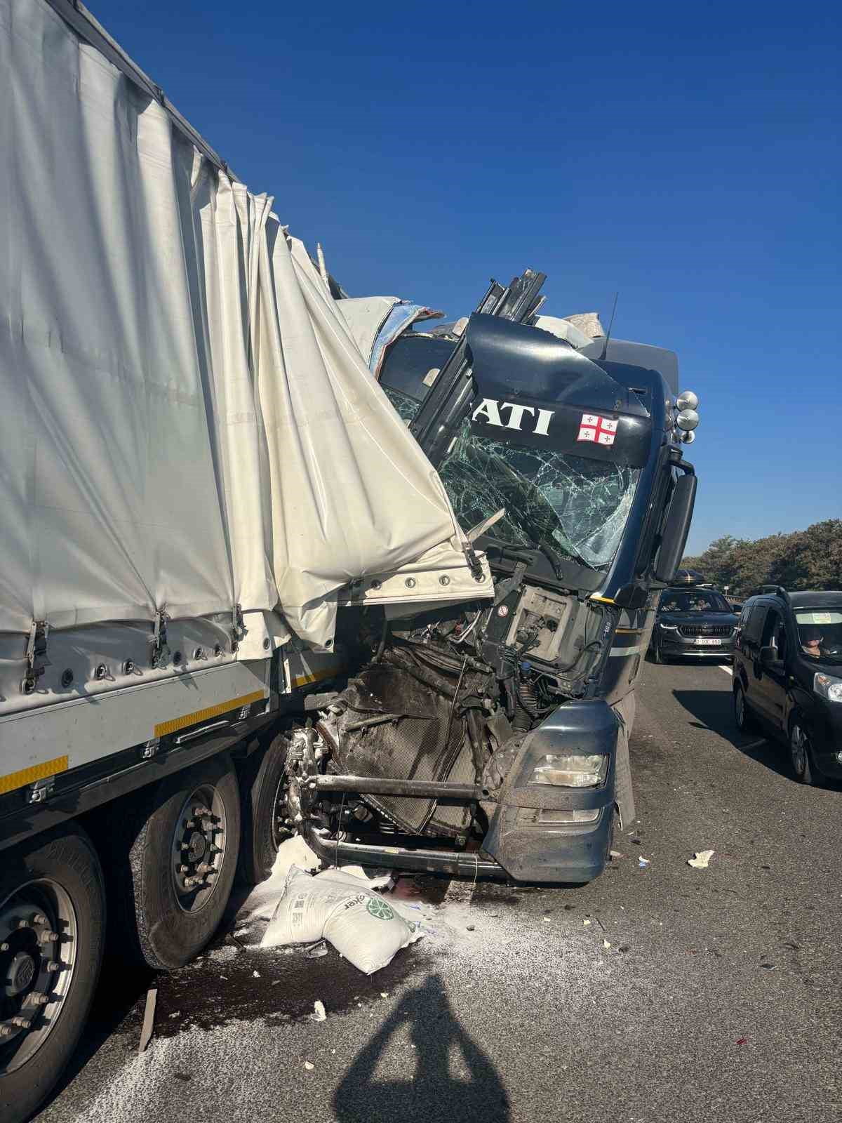 BİLECİK'TE ZİNCİRLEME TRAFİK KAZA; 2 YARALI