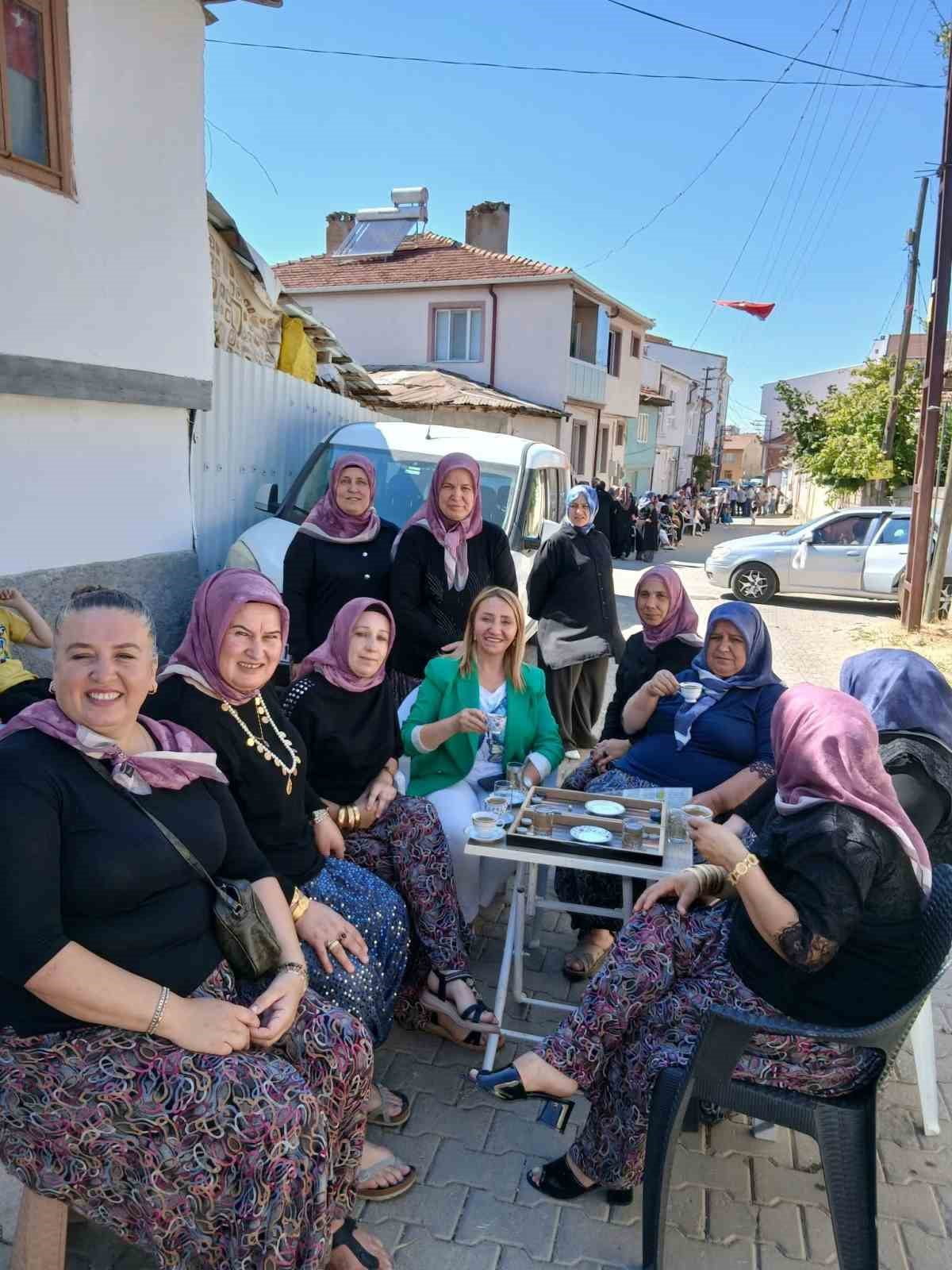 BİLECİK’DE GELİN ALMAYA GELEN KONVOYUN ÖNÜNÜ KESEREK SOKAK ORTASINDA TAVLA OYNAYAN VE KAHVE İÇEN...
