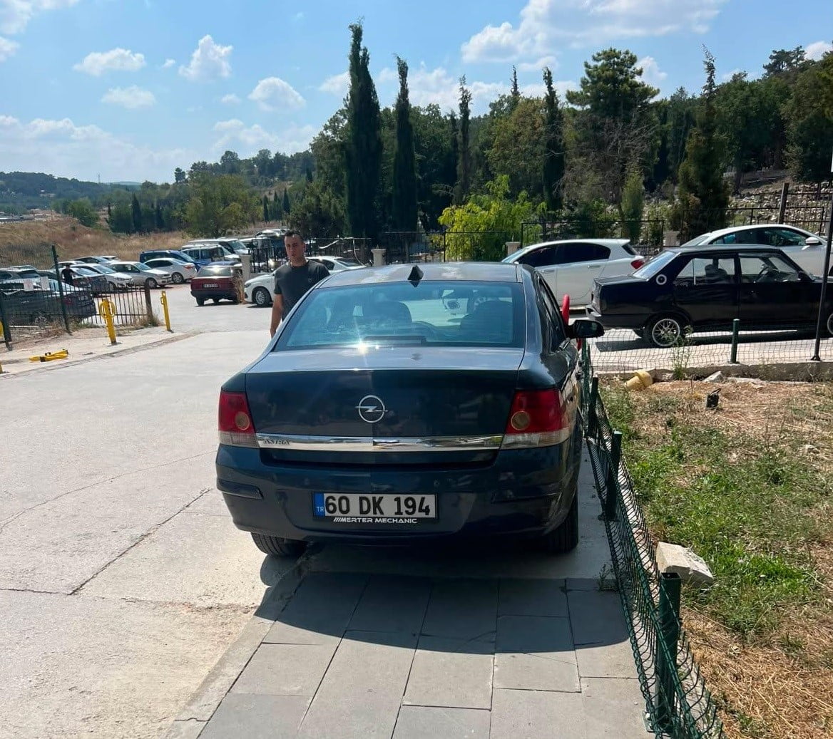 BİLECİK EĞİTİM VE ARAŞTIRMA HASTANESİ BAHÇESİNDE YAYALAR İÇİN YAPILAN KALDIRIMA PARK EDEN ARAÇ...
