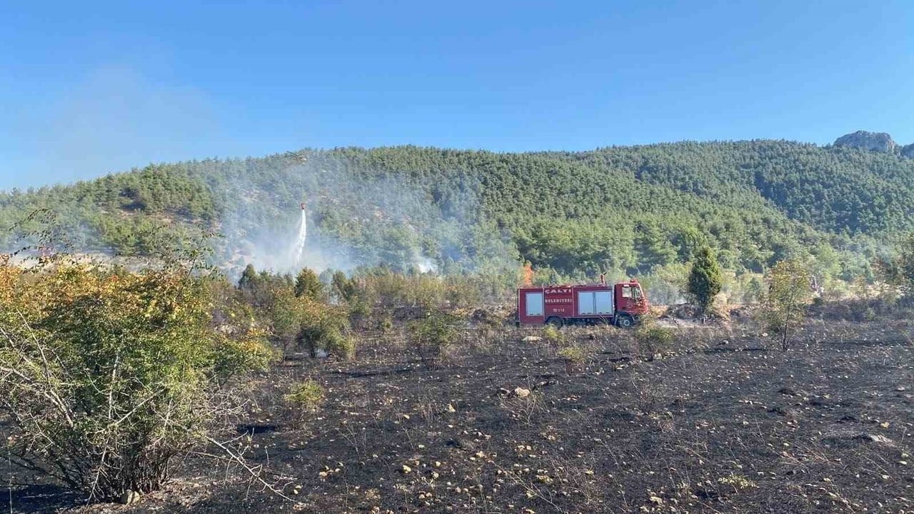 BİLECİK’TE ÇIKAN TARLA YANGINI ORMANA SIÇRAMADAN SÖNDÜRÜLDÜ