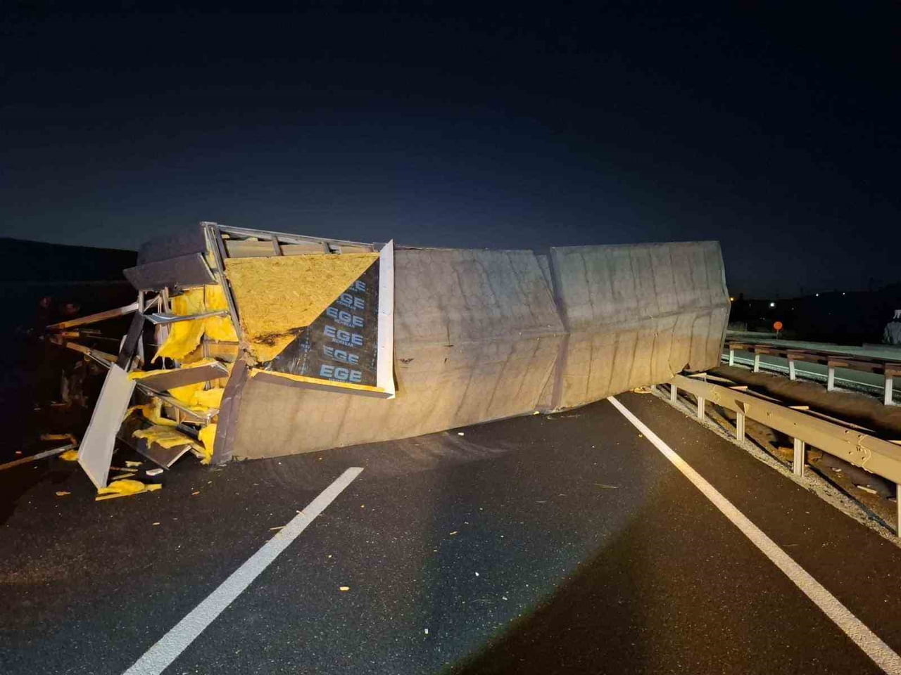 BİLECİK’TE KARAVAN DEVRİLDİ: 1 YARALI