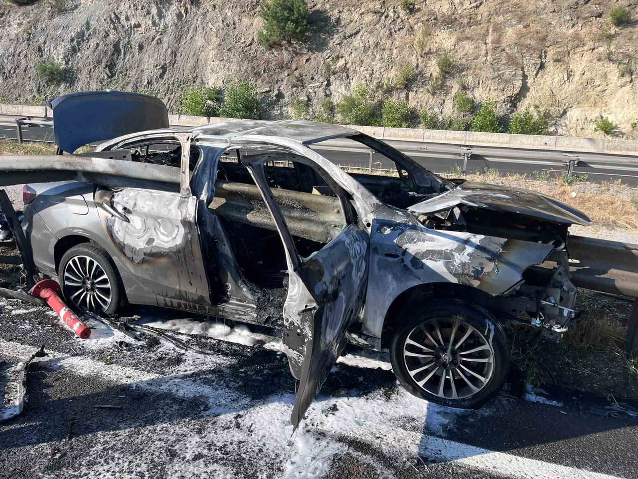 BİLECİK’TE KONTROLDEN ÇIKARAK BARİYERE ÇARPAN OTOMOBİLİN ALEV ALMASI SONUCU MEYDANA GELEN TRAFİK...