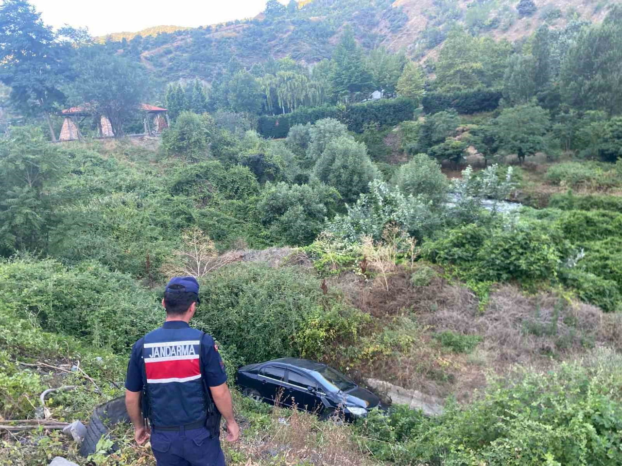 BİLECİK’TE KONTROLDEN ÇIKARAK DERE YATAĞINA UÇAN OTOMOBİLİN SÜRÜCÜSÜ YARALANDI.